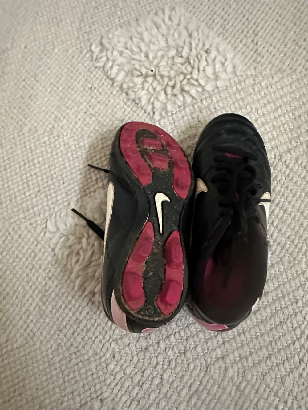 Nike girls Black soccer Shoes with White Swoosh. SIZE 11,5 for little girls. - Picture 3 of 3